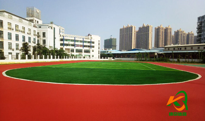 广西南宁五一路翠湖新城小学场地建设 全塑型自结纹400米跑道